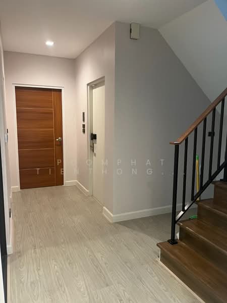 Venue ID Motorway Rama 9, Bangkok, Phatthana Chonburi Road 4, Khlong Song Ton Nun, Lat Krabang, Bangkok, 6 Bedrooms, 365 sqm, Single Detached House For Sale, by Poomphat Tienthongsakul, 500255286 - DDproperty.com