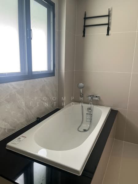 Venue ID Motorway Rama 9, Bangkok, Phatthana Chonburi Road 4, Khlong Song Ton Nun, Lat Krabang, Bangkok, 6 Bedrooms, 365 sqm, Single Detached House For Sale, by Poomphat Tienthongsakul, 500255286 - DDproperty.com