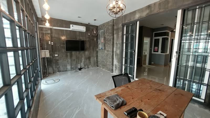 Golden Town Ladprao-Kaset Nawamin - 3-story townhome for rent, 5 bedrooms, 4 bathrooms, extended kit, Bangkok, Khlong Kum, Bueng Kum, Bangkok, 5 Bedrooms, 210 sqm, Townhouse For Rent, by สิริกาญจน์ กุลจิราธีรัตม์, 500255429 - DDproperty.com