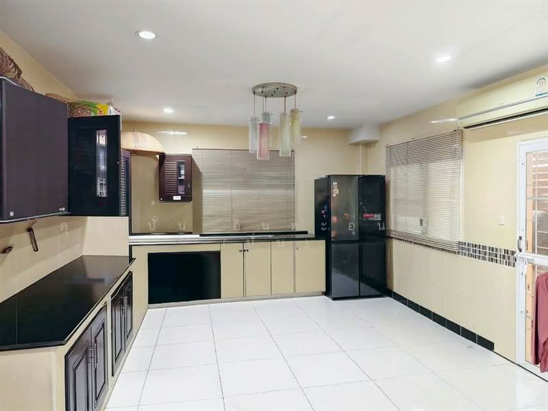 บ้านเดี่ยว 2 ชั้น 100 ตร.ว. บ้านเดี่ยว ใกล้โรงเรียนเอกบูรพา วิเทศศึกษา ซอยสามวา17, Bangkok, ถนนรามอินทรา, Bang Chun, Khlong Sam Wa, Bangkok, 4 Bedrooms, 400 sqm, Single Detached House For Sale, by คุณ ปั่น อินทะอุ่นวงศ์ (ปั่น), 500256232 - DDproperty.com