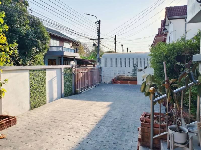 บ้านเดี่ยว 2 ชั้น 100 ตร.ว. บ้านเดี่ยว ใกล้โรงเรียนเอกบูรพา วิเทศศึกษา ซอยสามวา17, Bangkok, ถนนรามอินทรา, Bang Chun, Khlong Sam Wa, Bangkok, 4 Bedrooms, 400 sqm, Single Detached House For Sale, by คุณ ปั่น อินทะอุ่นวงศ์ (ปั่น), 500256232 - DDproperty.com