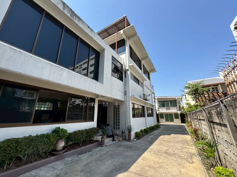 ที่ดินสุขุมวิท71 เอกมัยซอย12 ที่ดินใหญ่168ตารางวา ทรงที่ดินสวย หน้ากว้างกว่า 14เมตร, Bangkok, Khlong Tan Nua, Watthana, Bangkok, , 672 sqm, Land For Sale, by Wanida Dechametarkul, 500256996 - DDproperty.com