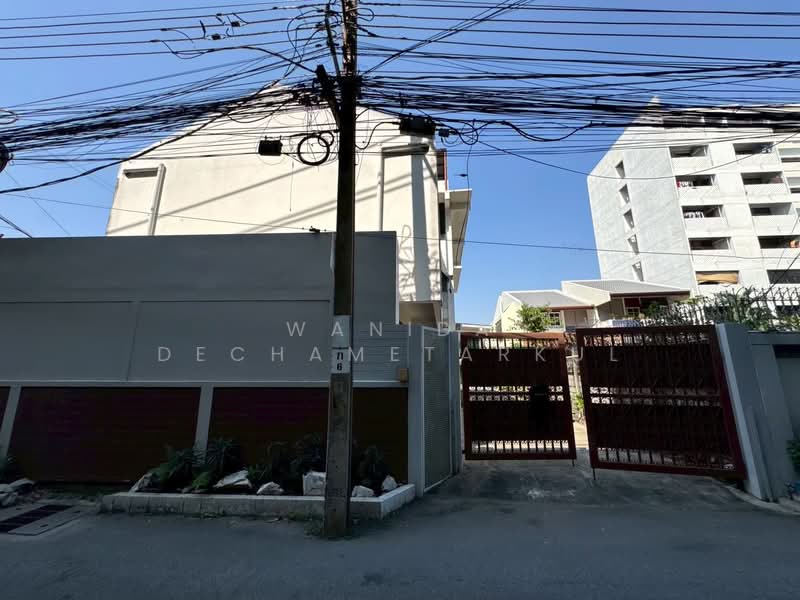 ที่ดินเอกมัยซ.12 สุขุมวิท71 ถึงทองหล่อใน5นาที ที่ดินใหญ่168ตารางวา ทรงที่ดินสวย หน้ากว้างกว่า 14เมตร, Bangkok, Khlong Tan Nua, Watthana, Bangkok, , 672 sqm, Land For Sale, by Wanida Dechametarkul, 500256996 - DDproperty.com