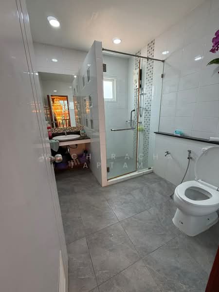 Home for sale, Pathum Thani, Lak Hok, Muang Pathum Thani, Pathum Thani, 4 Bedrooms, 300 sqm, Single Detached House For Sale, by Wachiracha Taptam, 500257493 - DDproperty.com