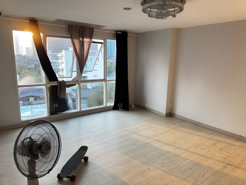 Le Cosi Ekamai 28, Bangkok, Sukhumvit, Khlong Tan Nua, Watthana, Bangkok, 3 Bedrooms, 144 sqm, Condo For Rent, by Khun Toey เตย, 500257857 - DDproperty.com