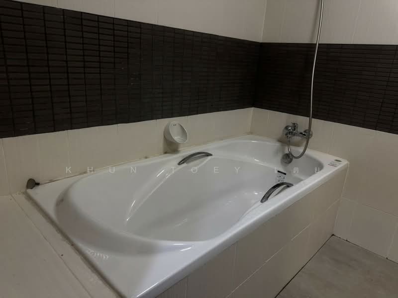 Le Cosi Ekamai 28, Bangkok, Sukhumvit, Khlong Tan Nua, Watthana, Bangkok, 3 Bedrooms, 144 sqm, Condo For Rent, by Khun Toey เตย, 500257857 - DDproperty.com