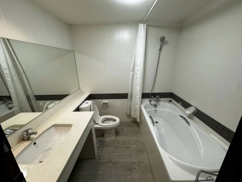 Le Cosi Ekamai 28, Bangkok, Sukhumvit, Khlong Tan Nua, Watthana, Bangkok, 3 Bedrooms, 144 sqm, Condo For Rent, by Khun Toey เตย, 500257857 - DDproperty.com