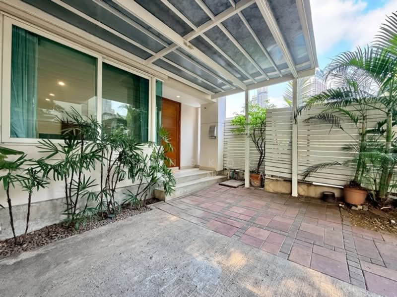 House in Compound, Bangkok, Ekkamai 22, Khlong Tan Nua, Watthana, Bangkok, 4 Bedrooms, 300 sqm, Single Detached House For Rent, by Bangkok Residential, 500257933 - DDproperty.com