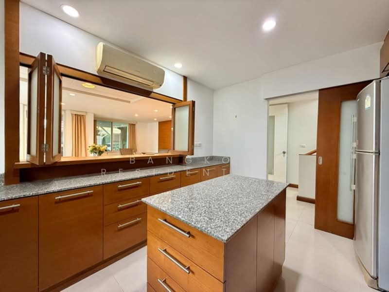House in Compound, Bangkok, Ekkamai 22, Khlong Tan Nua, Watthana, Bangkok, 4 Bedrooms, 300 sqm, Single Detached House For Rent, by Bangkok Residential, 500257933 - DDproperty.com
