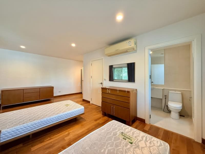 House in Compound, Bangkok, Ekkamai 22, Khlong Tan Nua, Watthana, Bangkok, 4 Bedrooms, 300 sqm, Single Detached House For Rent, by Bangkok Residential, 500257933 - DDproperty.com