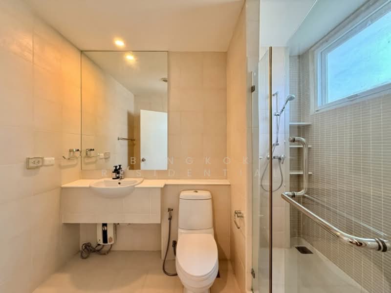 House in Compound, Bangkok, Ekkamai 22, Khlong Tan Nua, Watthana, Bangkok, 4 Bedrooms, 300 sqm, Single Detached House For Rent, by Bangkok Residential, 500257933 - DDproperty.com