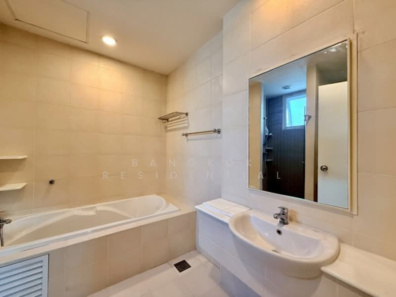 House in Compound, Bangkok, Ekkamai 22, Khlong Tan Nua, Watthana, Bangkok, 4 Bedrooms, 300 sqm, Single Detached House For Rent, by Bangkok Residential, 500257933 - DDproperty.com