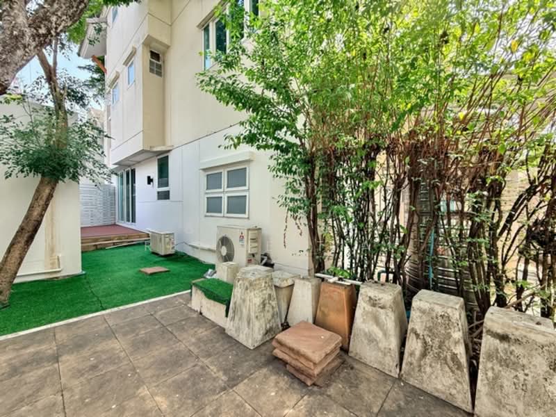 House in Compound, Bangkok, Ekkamai 22, Khlong Tan Nua, Watthana, Bangkok, 4 Bedrooms, 300 sqm, Single Detached House For Rent, by Bangkok Residential, 500257933 - DDproperty.com