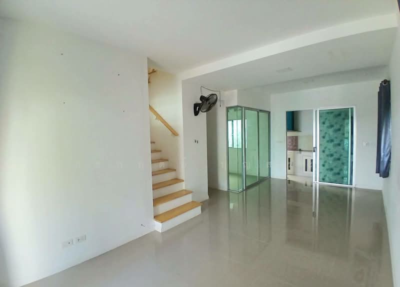 Pruksa Ville 114 Ramkhamhaeng-Romklao (Mistine), Bangkok, Soi Kheha Romklao 64, Kheha Romklao Road, Khlong Song Ton Nun, Lat Krabang, Bangkok, 4 Bedrooms, 120 sqm, Townhouse For Sale, by กรกฤตย์ บุญสระ, 500258034 - DDproperty.com