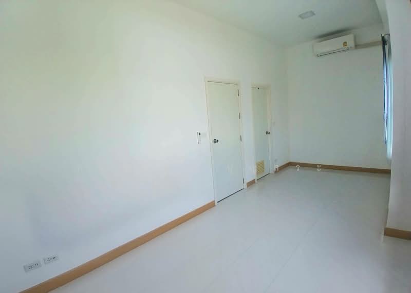 Pruksa Ville 114 Ramkhamhaeng-Romklao (Mistine), Bangkok, Soi Kheha Romklao 64, Kheha Romklao Road, Khlong Song Ton Nun, Lat Krabang, Bangkok, 4 Bedrooms, 120 sqm, Townhouse For Sale, by กรกฤตย์ บุญสระ, 500258034 - DDproperty.com