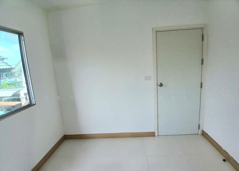 Pruksa Ville 114 Ramkhamhaeng-Romklao (Mistine), Bangkok, Soi Kheha Romklao 64, Kheha Romklao Road, Khlong Song Ton Nun, Lat Krabang, Bangkok, 4 Bedrooms, 120 sqm, Townhouse For Sale, by กรกฤตย์ บุญสระ, 500258034 - DDproperty.com