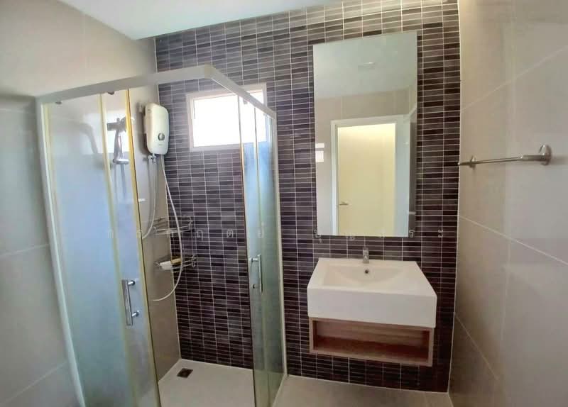 Pruksa Ville 114 Ramkhamhaeng-Romklao (Mistine), Bangkok, Soi Kheha Romklao 64, Kheha Romklao Road, Khlong Song Ton Nun, Lat Krabang, Bangkok, 4 Bedrooms, 120 sqm, Townhouse For Sale, by กรกฤตย์ บุญสระ, 500258034 - DDproperty.com