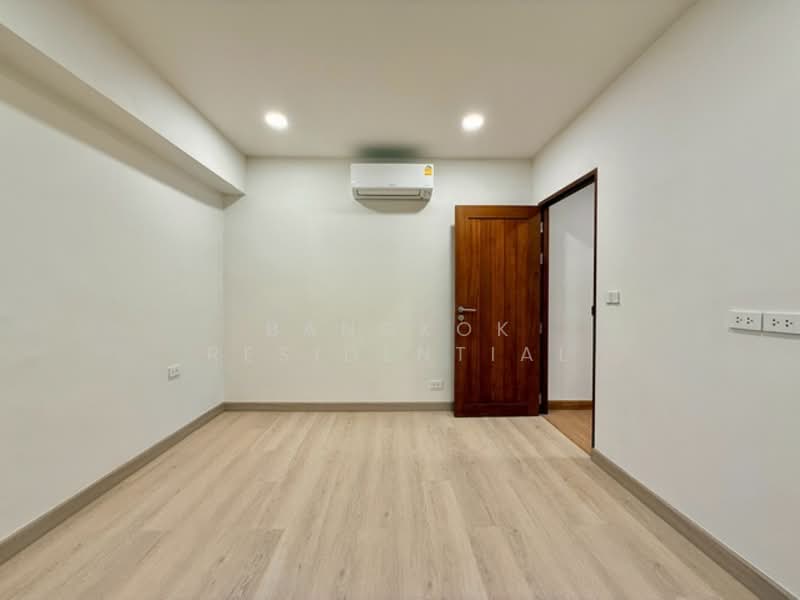 Royal Castle Sukhumvit, Bangkok, 30 Soi Sukhumvit 39, Khlongtoei Nua, Watthana, Bangkok, 3 Bedrooms, 190 sqm, Condo For Rent, by Bangkok Residential, 500258346 - DDproperty.com