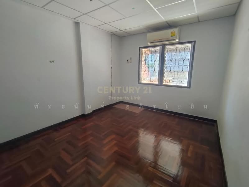 A Spacious Urban Home Awaiting Your Personal Touch, Bangkok, Huai Khwang, Huai Khwang, Bangkok, , 150 sqm, Shophouse For Sale, by Pattanan Apirayothin, 500258390 - DDproperty.com