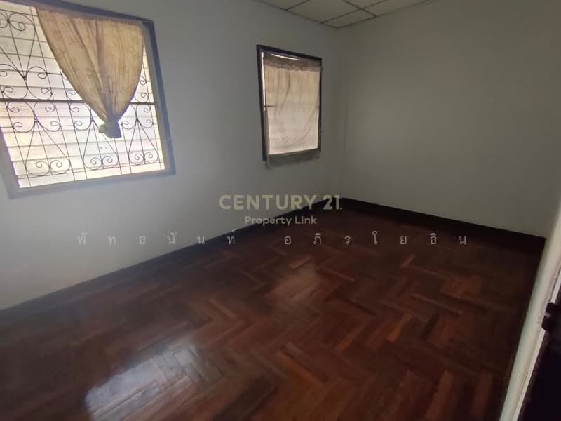 A Spacious Urban Home Awaiting Your Personal Touch, Bangkok, Huai Khwang, Huai Khwang, Bangkok, , 150 sqm, Shophouse For Sale, by Pattanan Apirayothin, 500258390 - DDproperty.com