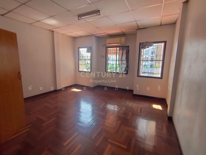 A Spacious Urban Home Awaiting Your Personal Touch, Bangkok, Huai Khwang, Huai Khwang, Bangkok, , 150 sqm, Shophouse For Sale, by Pattanan Apirayothin, 500258390 - DDproperty.com