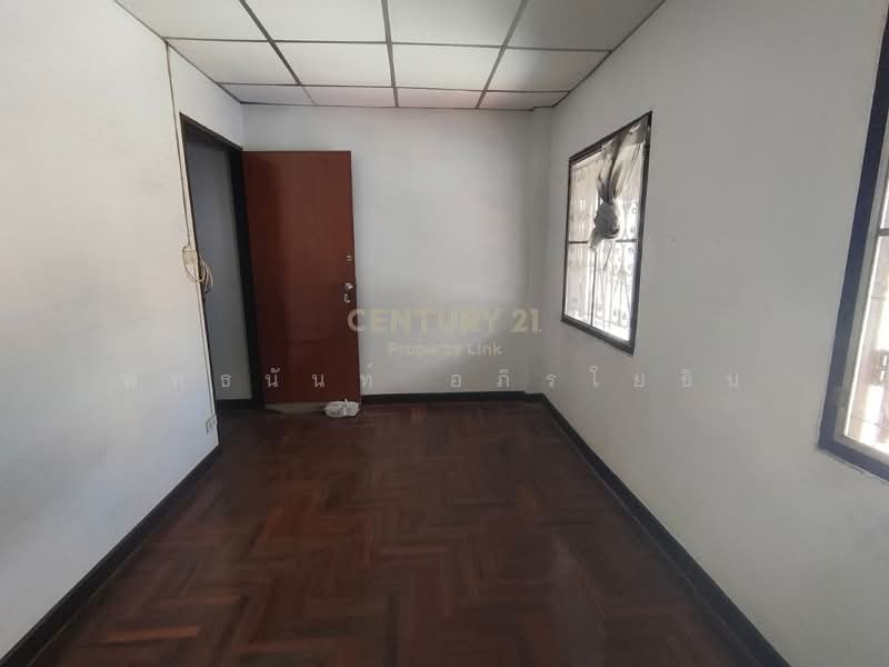 A Spacious Urban Home Awaiting Your Personal Touch, Bangkok, Huai Khwang, Huai Khwang, Bangkok, , 150 sqm, Shophouse For Sale, by Pattanan Apirayothin, 500258390 - DDproperty.com