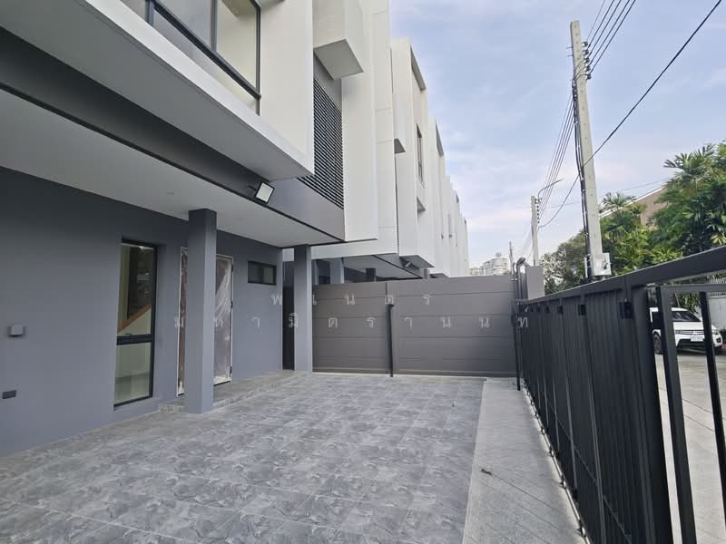 Feel Town Lat Phrao 101, Bangkok, ลาดพร้าว, Khlong Chaokhun Sing, Wang Thonglang, Bangkok, 4 Bedrooms, 270 sqm, Single Detached House For Sale, by พเนตร มหามิตรานนท์, 500258646 - DDproperty.com