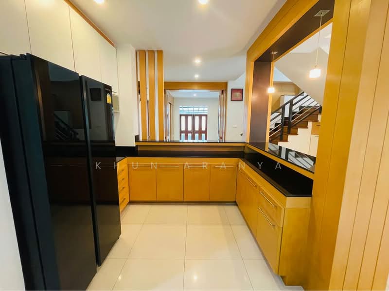 Rent a detached house for 3 hours. Location of 210 square wah, Ratchada 32 road, full furniture Ther, Bangkok, Chan Kasem, Chatuchak, Bangkok, 7 Bedrooms, 450 sqm, Single Detached House For Rent, by Khun Aranya, 500258742 - DDproperty.com