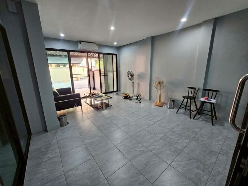 For Rent - Townhouse for Rent (Corner Unit), Sukhumvit 72 near BTS Bearing (SPSP654), Samut Prakan