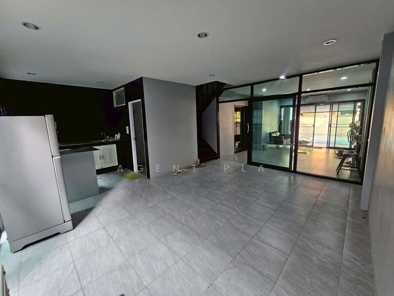 For Rent - Townhouse for Rent (Corner Unit), Sukhumvit 72 near BTS Bearing (SPSP654), Samut Prakan