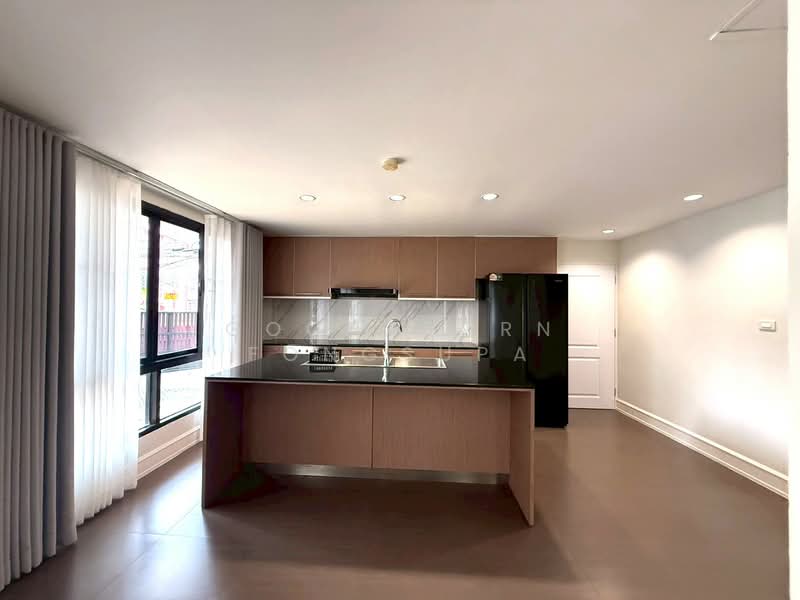 House in compound, Bangkok, Phra Kanong, Khlong Toei, Bangkok, 3 Bedrooms, 342 sqm, Single Detached House For Rent, by Gochaporn Fongsupa, 500259119 - DDproperty.com