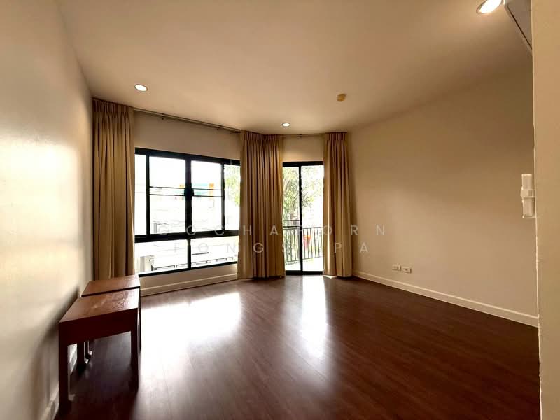 House in compound, Bangkok, Phra Kanong, Khlong Toei, Bangkok, 3 Bedrooms, 342 sqm, Single Detached House For Rent, by Gochaporn Fongsupa, 500259119 - DDproperty.com