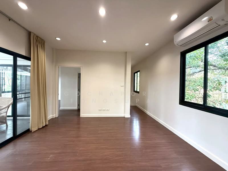 House in compound, Bangkok, Phra Kanong, Khlong Toei, Bangkok, 3 Bedrooms, 342 sqm, Single Detached House For Rent, by Gochaporn Fongsupa, 500259119 - DDproperty.com