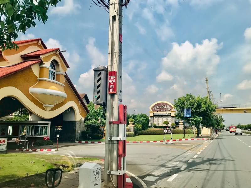 ขายด่วน บ้านหรู สวย พื้นที่กว้างขวาง พร้อมอยู่ หมู่บ้านลดาวัลย์ ใจกลางเมืองกรุงเทพ, Bangkok, Sala Thammasop, Thawi Watthana, Bangkok, 3 Bedrooms, 180 sqm, Single Detached House For Sale, by Patcharaporn Silprasert (Patcha), 500259294 - DDproperty.com