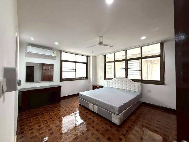 Rishi Court, Bangkok, 47 Soi Sukhumvit 15, Khlongtoei Nua, Watthana, Bangkok, 4 Bedrooms, 200 sqm, Condo For Rent, by Gochaporn Fongsupa, 500259297 - DDproperty.com