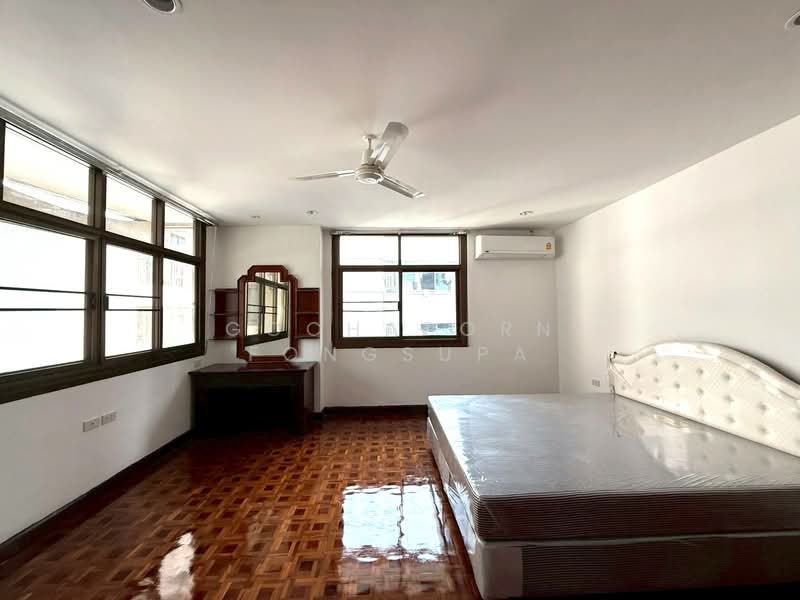 Rishi Court, Bangkok, 47 Soi Sukhumvit 15, Khlongtoei Nua, Watthana, Bangkok, 4 Bedrooms, 200 sqm, Condo For Rent, by Gochaporn Fongsupa, 500259297 - DDproperty.com