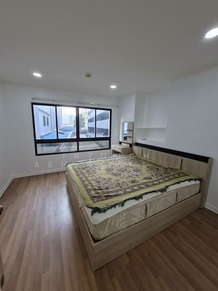 ให้เช่า - Lumpini Place Narathiwas Ratchanakarin : อาคารลุมพินี เพลส นราธิวาสราชนครินทร์, กรุงเทพ