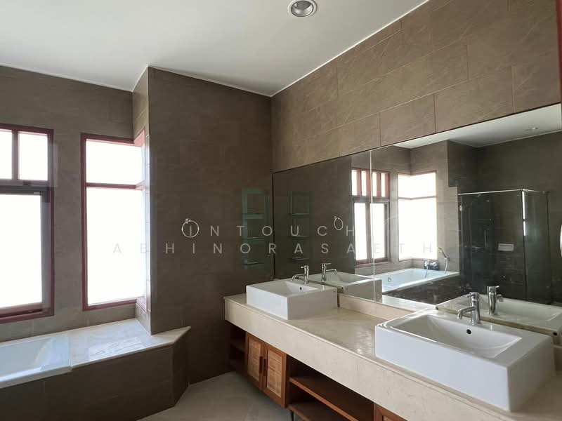 4-BR Villa, Bangkok, Phra Kanong Nua, Watthana, Bangkok, 4 Bedrooms, 620 sqm, Villa For Rent, by Intouch Abhinorasaeth, 500259601 - DDproperty.com