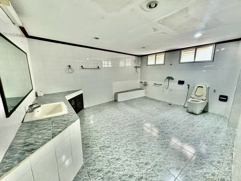 Single House Suthisan, Bangkok, Samsen Nok, Huai Khwang, Bangkok, 6 Bedrooms, 600 sqm, Single Detached House For Sale, by ชาลิสา ปัสสาคร, 500260113 - DDproperty.com