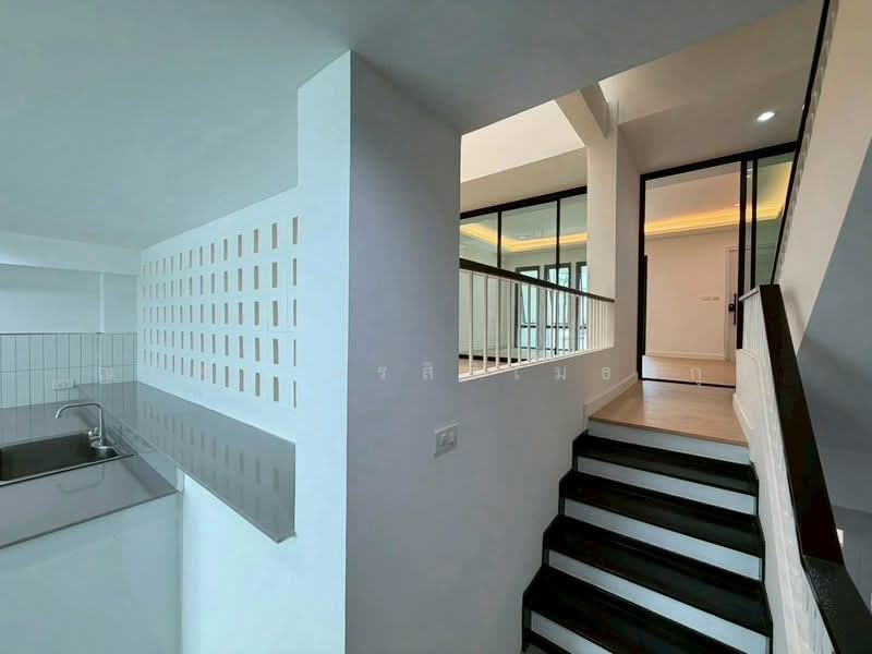 ขาย ทาวน์โฮม 4.5 ชั้น พร้อมลิฟต์ ส่วนตัว-สุขุมวิท (TT8-01426), Bangkok, Bang Chak, Phra Khanong, Bangkok, 4 Bedrooms, 262 sqm, Townhouse For Sale, by ณภัทร พรสิริเมธากุล, 500260153 - DDproperty.com