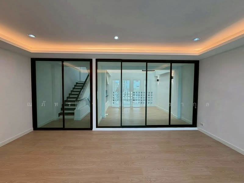 ขาย ทาวน์โฮม 4.5 ชั้น พร้อมลิฟต์ ส่วนตัว-สุขุมวิท (TT8-01426), Bangkok, Bang Chak, Phra Khanong, Bangkok, 4 Bedrooms, 262 sqm, Townhouse For Sale, by ณภัทร พรสิริเมธากุล, 500260153 - DDproperty.com