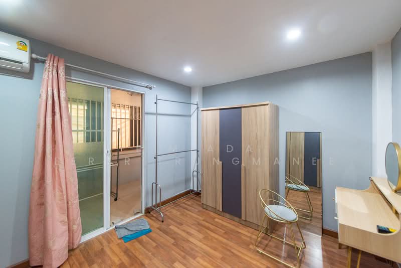 ขายทาวน์โฮม 3 ชั้น ติดถนนซอยแจ้งวัฒนะ 6 ใกล้ไอทีสแควร์ หลักสี่ ขนาด 20 ตรว., Bangkok, ซอยแจ้งวัฒนะ 6, Talat Bang Khen, Lak Si, Bangkok, 4 Bedrooms, 200 sqm, Townhouse For Sale, by Pimlada Lertritrungmanee, 500260380 - DDproperty.com