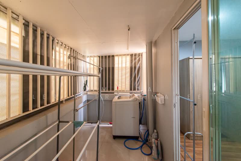 ขายทาวน์โฮม 3 ชั้น ติดถนนซอยแจ้งวัฒนะ 6 ใกล้ไอทีสแควร์ หลักสี่ ขนาด 20 ตรว., Bangkok, ซอยแจ้งวัฒนะ 6, Talat Bang Khen, Lak Si, Bangkok, 4 Bedrooms, 200 sqm, Townhouse For Sale, by Pimlada Lertritrungmanee, 500260380 - DDproperty.com