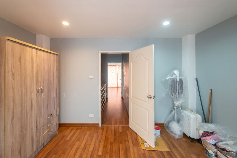 ขายทาวน์โฮม 3 ชั้น ติดถนนซอยแจ้งวัฒนะ 6 ใกล้ไอทีสแควร์ หลักสี่ ขนาด 20 ตรว., Bangkok, ซอยแจ้งวัฒนะ 6, Talat Bang Khen, Lak Si, Bangkok, 4 Bedrooms, 200 sqm, Townhouse For Sale, by Pimlada Lertritrungmanee, 500260380 - DDproperty.com