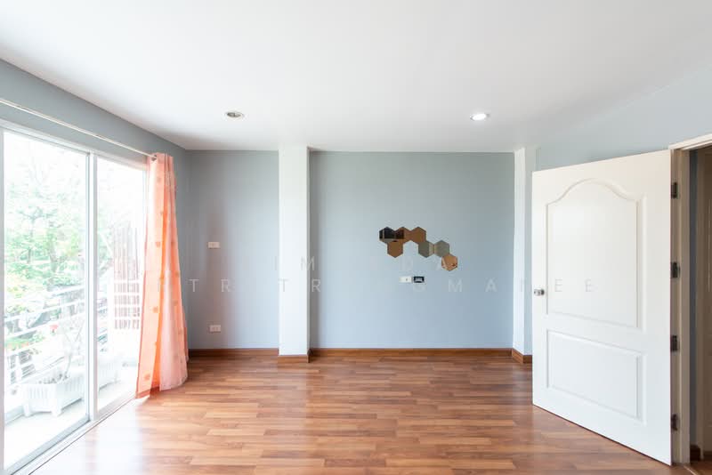 ขายทาวน์โฮม 3 ชั้น ติดถนนซอยแจ้งวัฒนะ 6 ใกล้ไอทีสแควร์ หลักสี่ ขนาด 20 ตรว., Bangkok, ซอยแจ้งวัฒนะ 6, Talat Bang Khen, Lak Si, Bangkok, 4 Bedrooms, 200 sqm, Townhouse For Sale, by Pimlada Lertritrungmanee, 500260380 - DDproperty.com