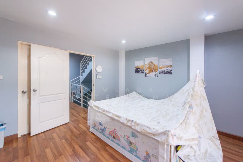 ขายทาวน์โฮม 3 ชั้น ติดถนนซอยแจ้งวัฒนะ 6 ใกล้ไอทีสแควร์ หลักสี่ ขนาด 20 ตรว., Bangkok, ซอยแจ้งวัฒนะ 6, Talat Bang Khen, Lak Si, Bangkok, 4 Bedrooms, 200 sqm, Townhouse For Sale, by Pimlada Lertritrungmanee, 500260380 - DDproperty.com