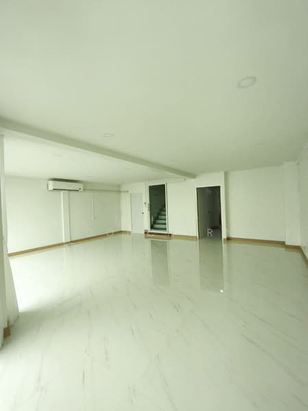 Renovated Townhouse/Home Office Near BTS Nana, Bangkok, Khlongtoei Nua, Watthana, Bangkok, 3 Bedrooms, 300 sqm, Townhouse For Rent, by Thiti Boonchurn, 500260445 - DDproperty.com