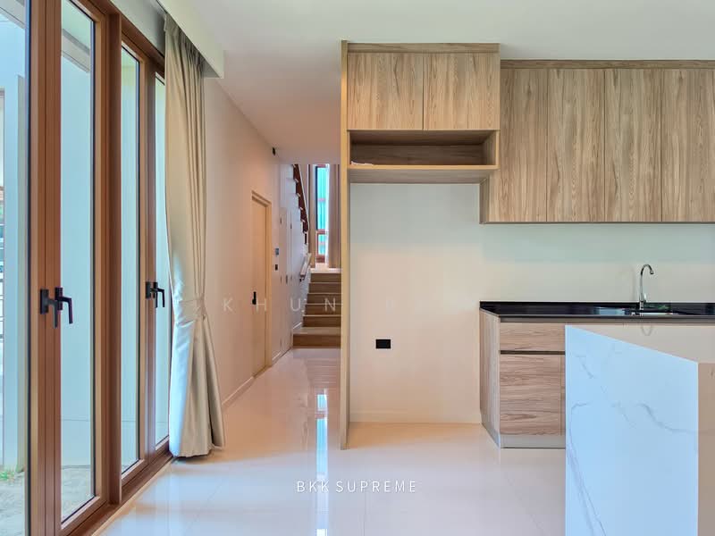 Burasiri Krungthep Kreetha, Bangkok, 95 Soi Pracha Ruam Chai, Hua Mak, Bang Kapi, Bangkok, 4 Bedrooms, 300 sqm, Single Detached House For Rent, by Khun Bow, 500260572 - DDproperty.com