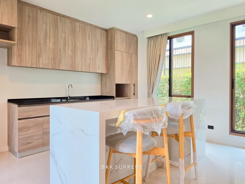 Burasiri Krungthep Kreetha, Bangkok, 95 Soi Pracha Ruam Chai, Hua Mak, Bang Kapi, Bangkok, 4 Bedrooms, 300 sqm, Single Detached House For Rent, by Khun Bow, 500260572 - DDproperty.com