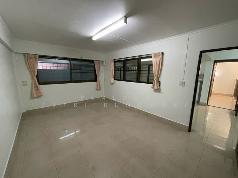 Townhome on Sathu Pradit 40, Sathorn–Rama 3, Bangkok, สาธุประดิษฐ์ 40, Bang Pong Pang, Yan Nawa, Bangkok, 7 Bedrooms, 800 sqm, Townhouse For Rent, by Pimlada Lertritrungmanee, 500260966 - DDproperty.com